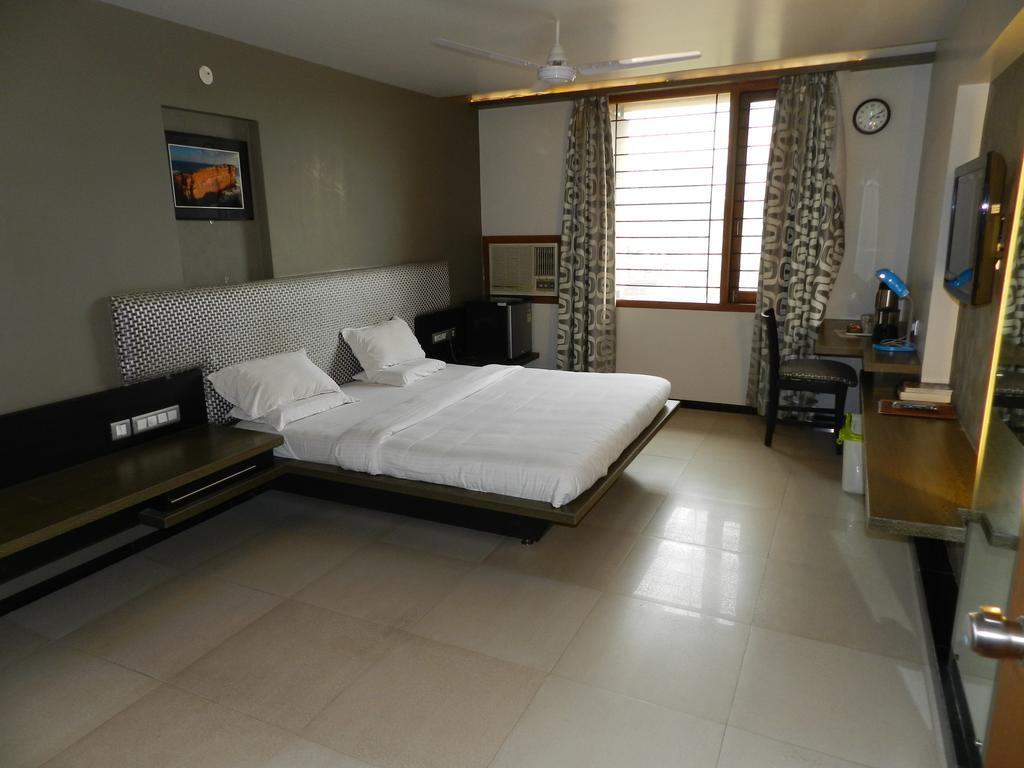 Toranagallu Hotel Rock Regency חדר תמונה
